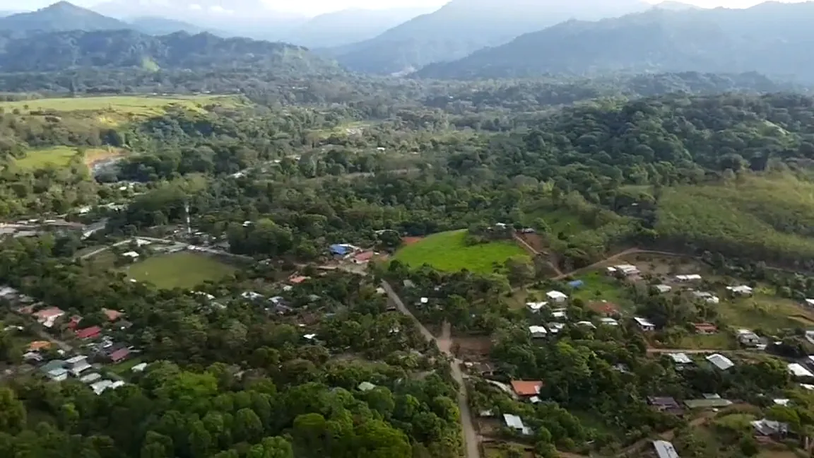 Vista aérea sobre los lotes, los árboles y el camino en Londres, Costa Rica